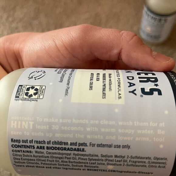 Mrs. Meyers Snowflake limited edition hand soap - Picture 4 of 4